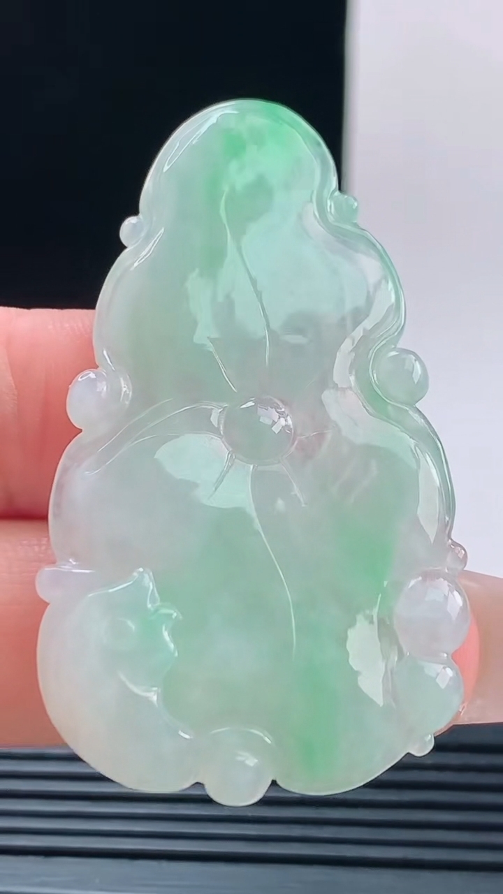 天然A货翡翠年年有余 荷叶鱼吊坠，尺寸53-30.6-5.3重量:11.13g h128
10月11