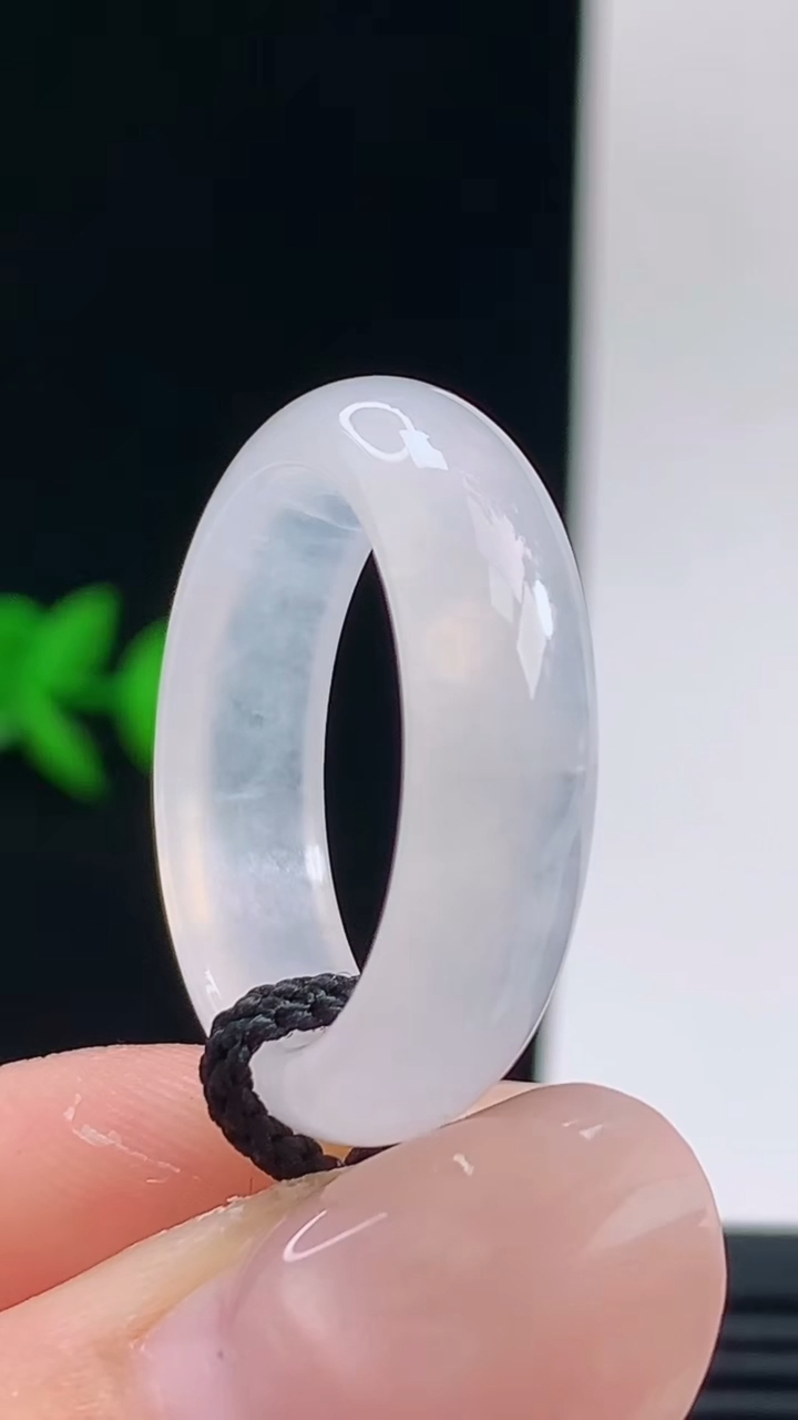 天然A货翡翠玉指环戒指，尺寸19-6.3-3.4重量:4.28g h1282026年10月11日
工