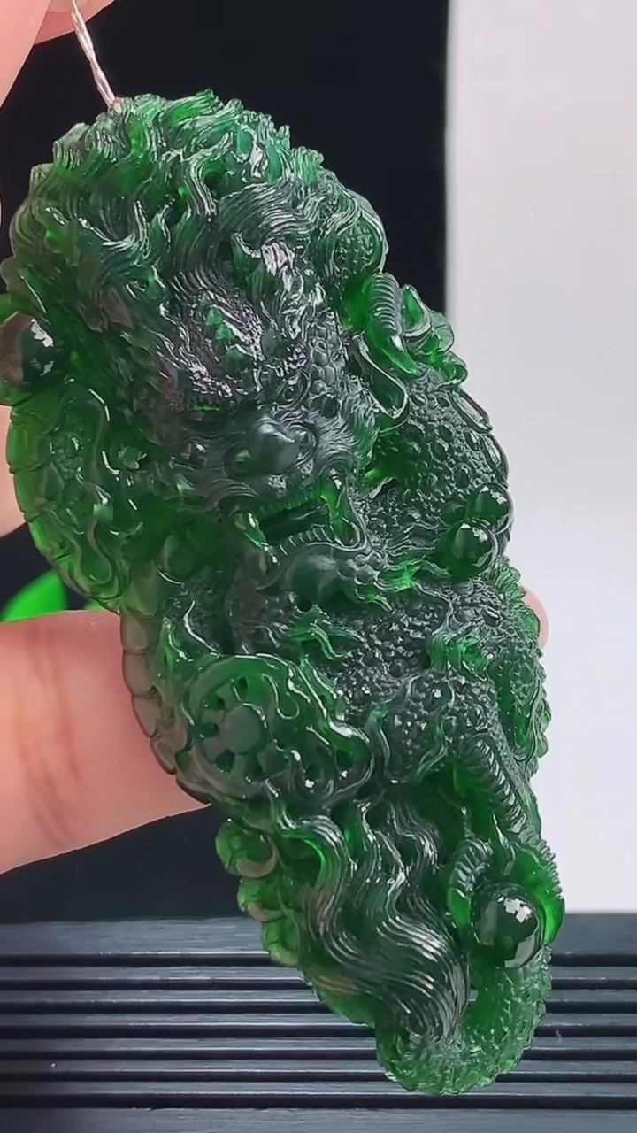 天然A货翡翠龙牌吊坠，尺寸71.1-32.3-9.5重量:32.08g 1010
10月11日