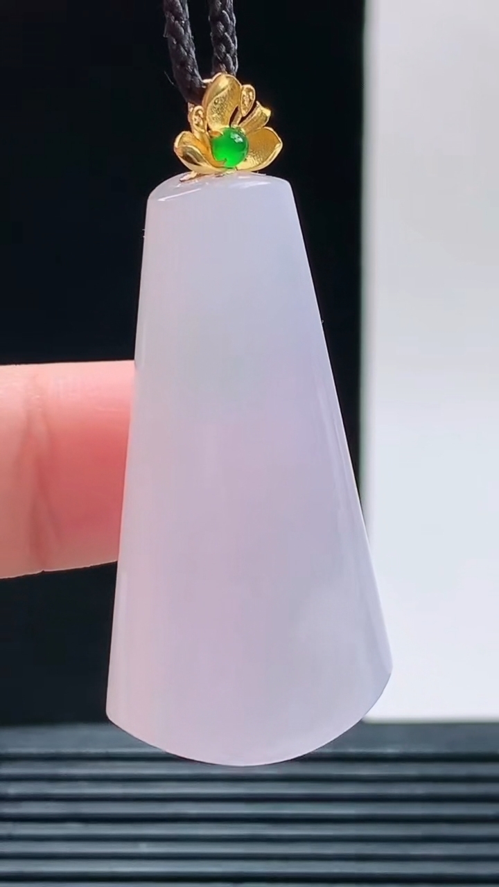 天然A货翡翠平安柱吊坠，尺寸39.1-20.8-11.4重量:17.05g 1010
10月11日