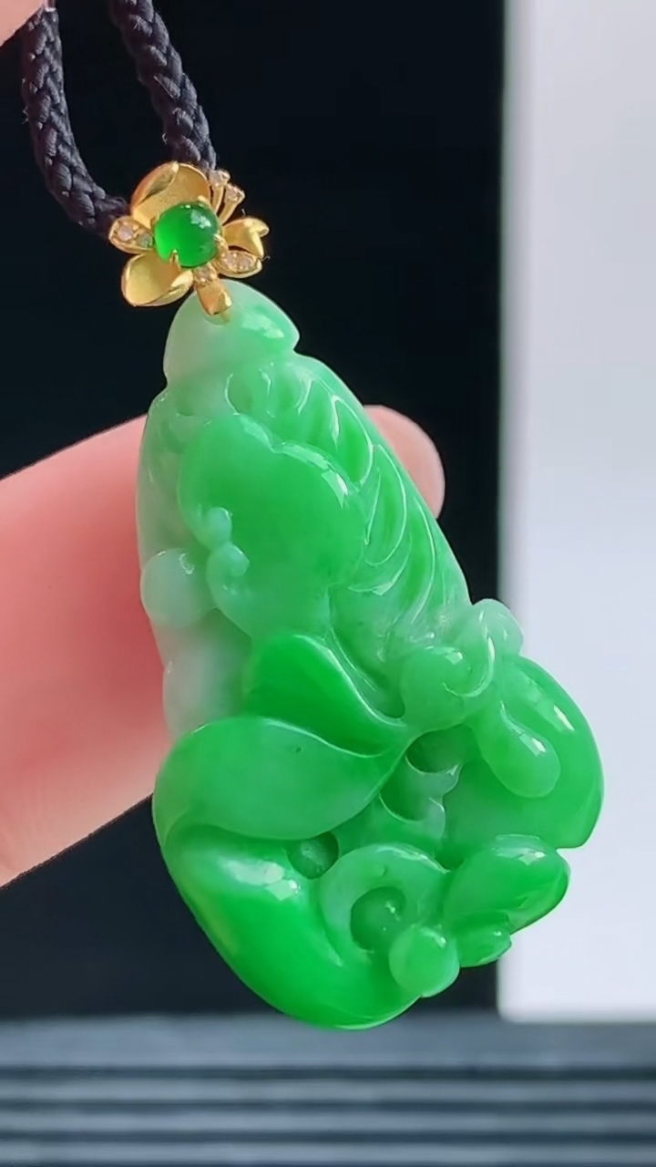 天然A货翡翠白菜吊坠，尺寸28.1-15.5-8.9重量:5.85g 1010
10月11日