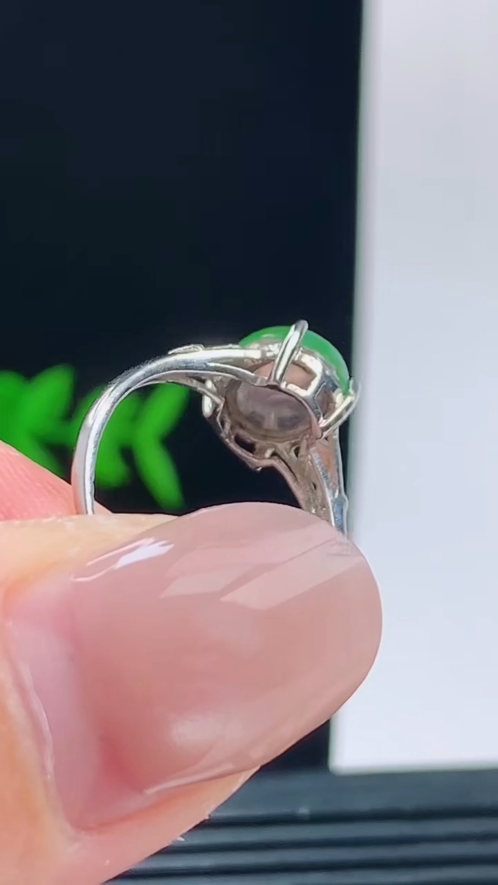 天然A货翡翠蛋面戒指，尺寸8.6-7.5重量:1.64g h1282026年10月11日
工厂直销收藏佳品,种好水足，色泽均匀，有种有色，上手高大气！