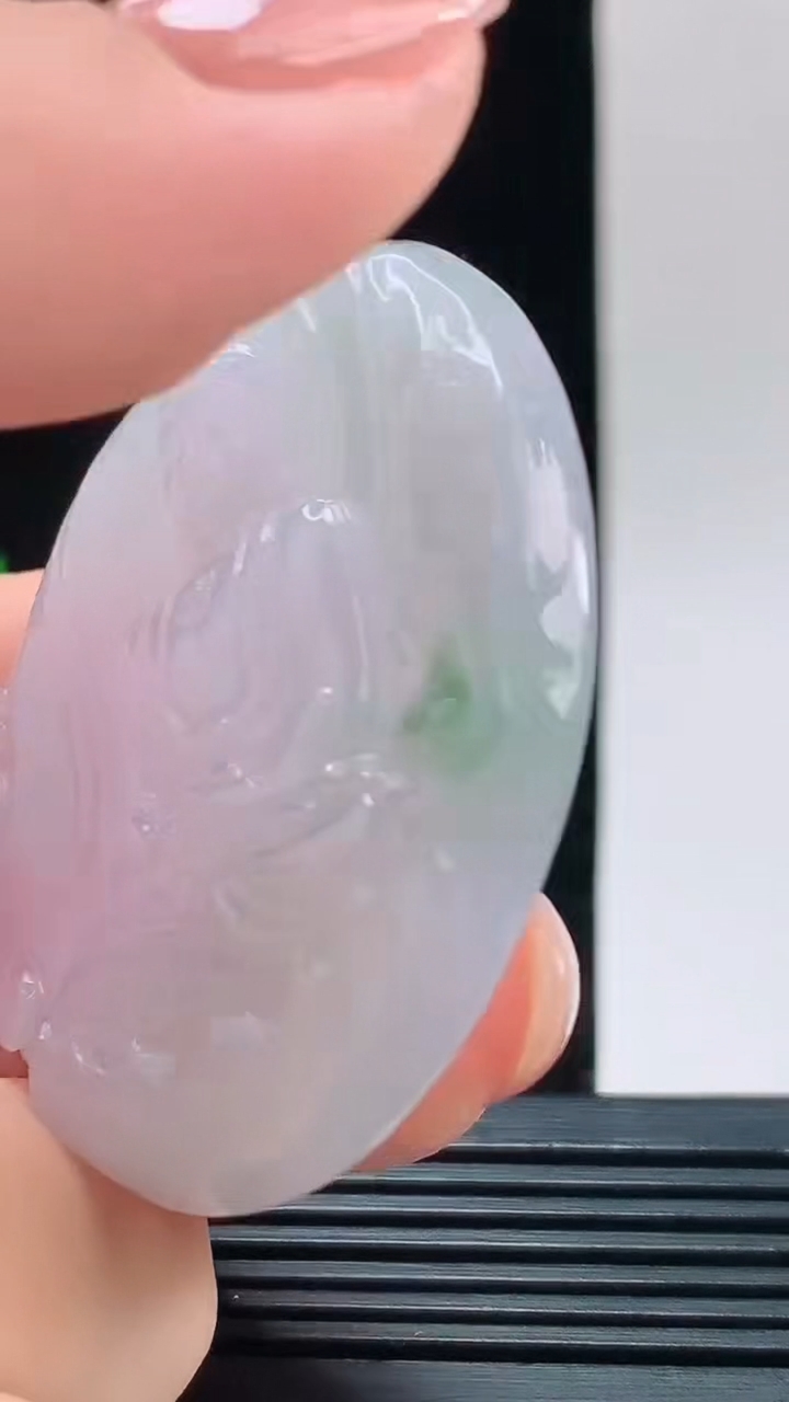 天然A货翡翠大日如来吊坠，尺寸48.9-45-5.5重量:24.03g 1010
10月11日