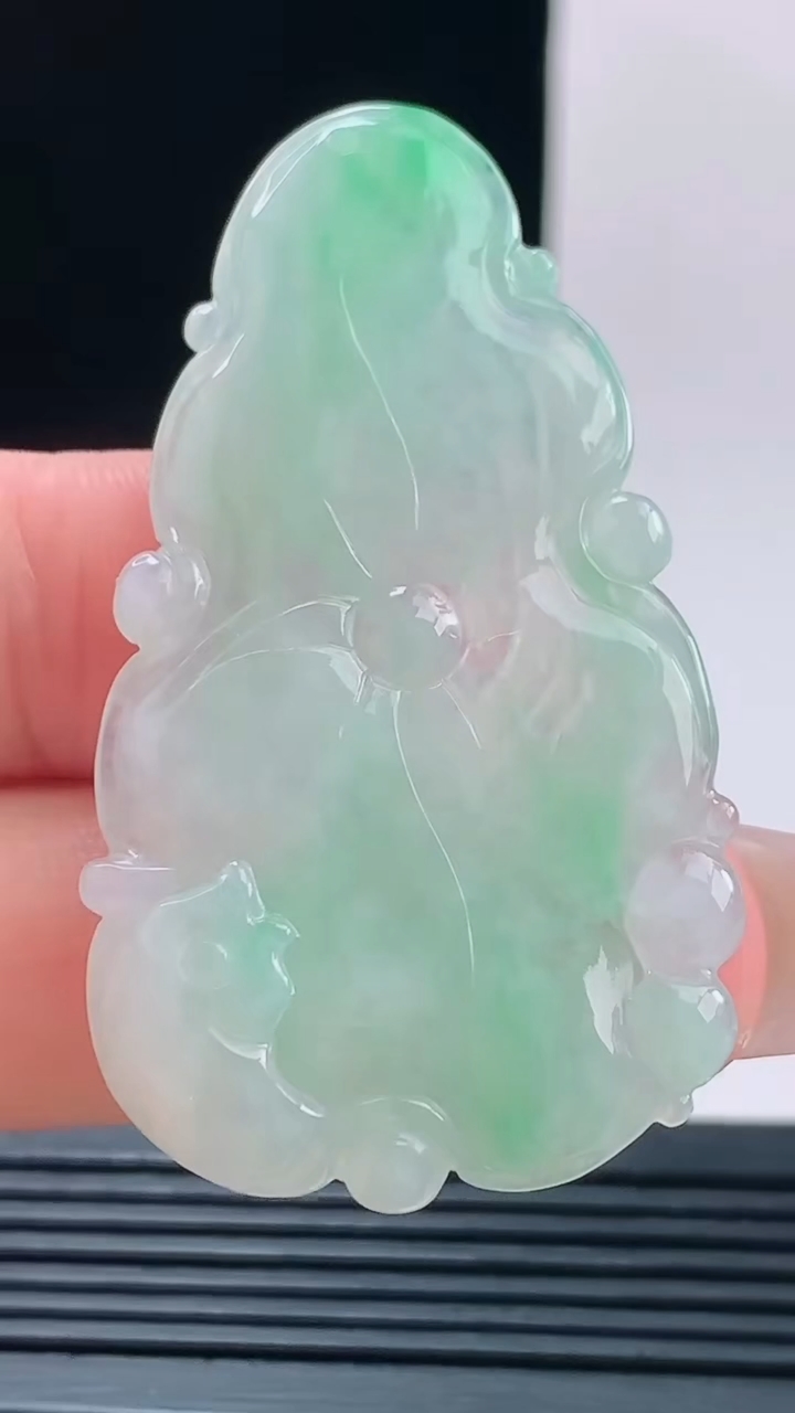 天然A货翡翠年年有余 荷叶鱼吊坠，尺寸53-30.6-5.3重量:11.13g h128
10月11日