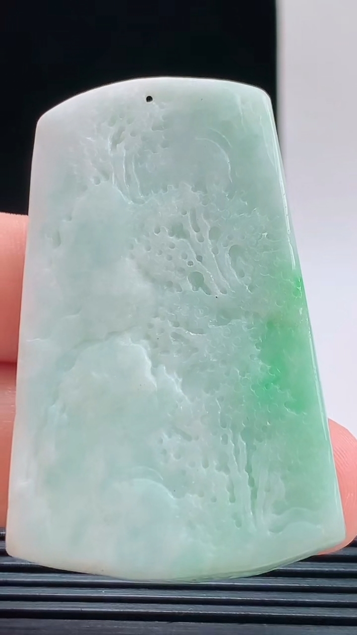 天然A货翡翠山水牌吊坠，尺寸52.7-33.6-8.6重量:34.15g 1010
10月11日