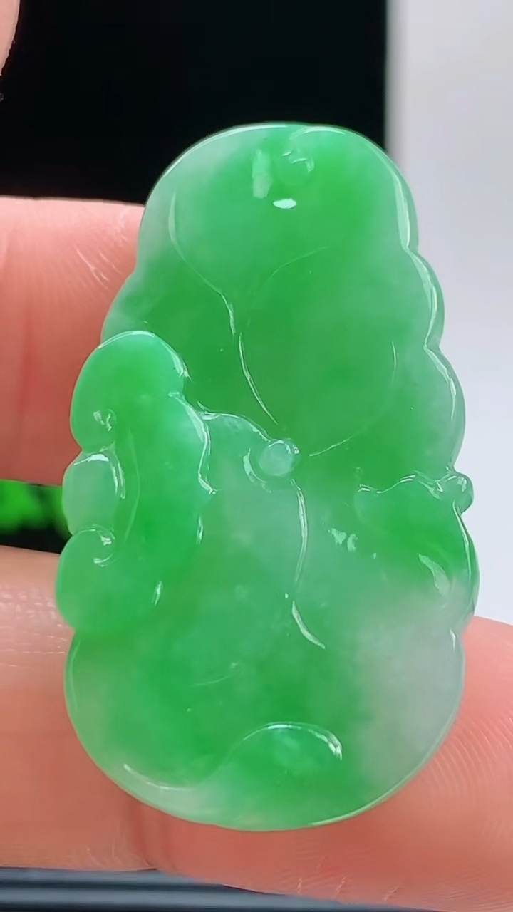 天然A货翡翠年年有余 荷叶鱼吊坠 ，尺寸38.7-21.6-4.4重量:7.59g 1010
10月11日