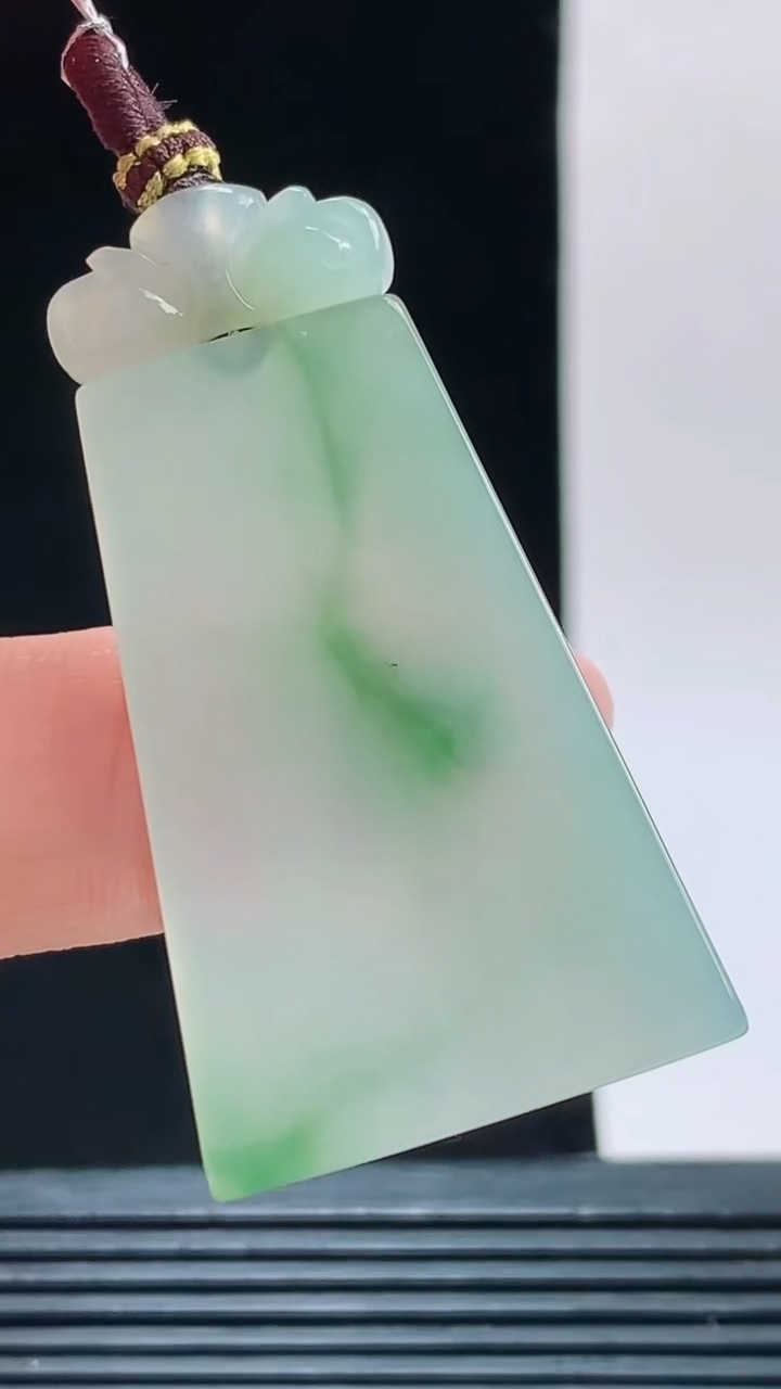 天然A货翡翠冰种飘花无事牌吊坠，尺寸37.6-24.7-5.2重量:14.72g 1010
10月11日