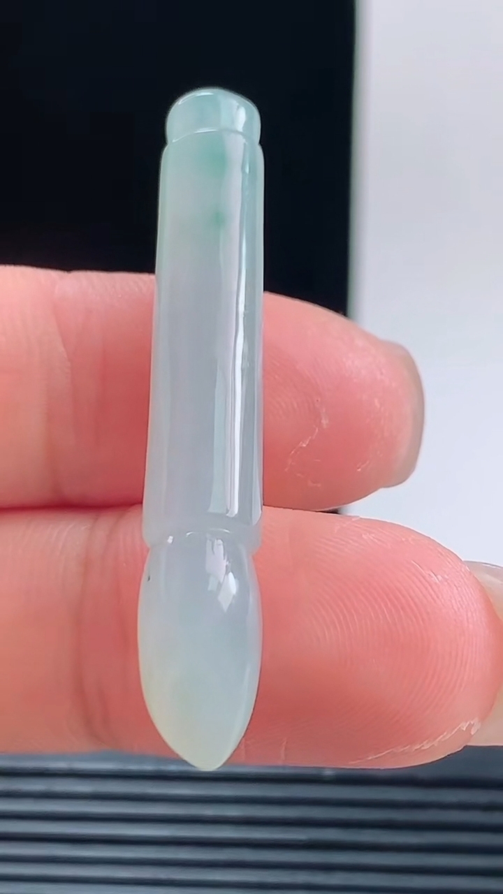 天然A货翡翠毛笔吊坠，尺寸46-8.4-7.5重量:5.64g h128
10月11日