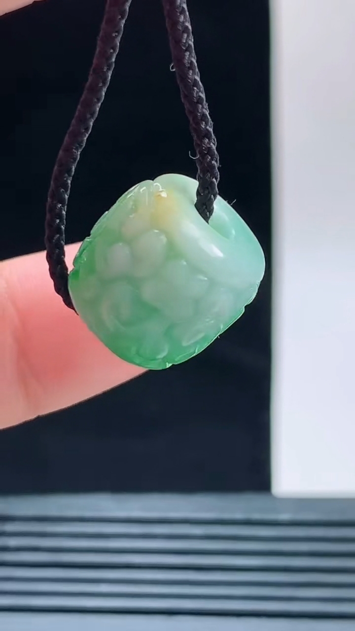 天然A货翡翠雕花路路通吊坠，尺寸13.4-13.8重量:5.00g 1010
10月11日