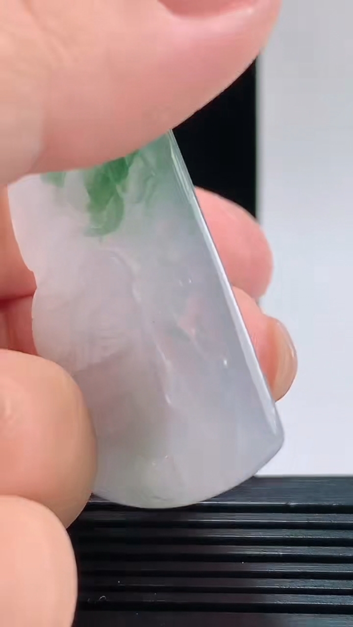 天然A货翡翠飘花大势至菩萨吊坠，尺寸58.2-39.2-5.7重量:25.80g 1010
10月11日