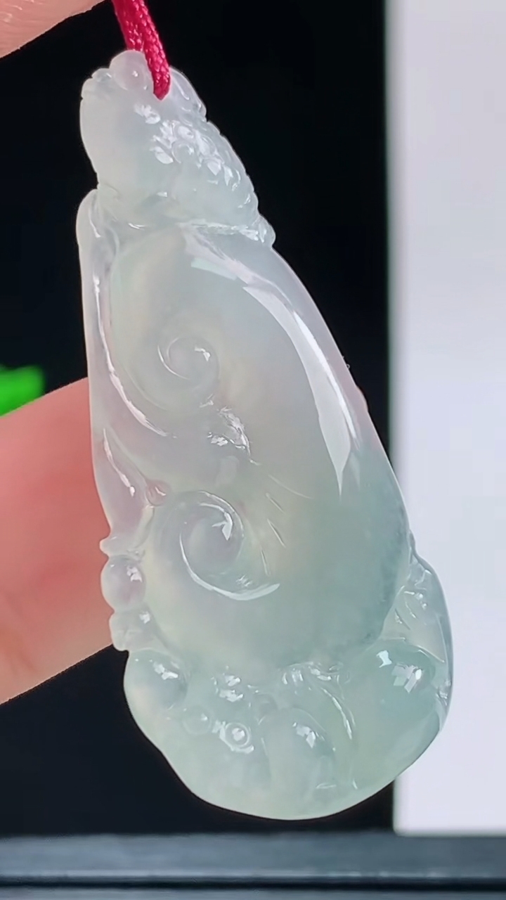 天然A货翡翠如意吊坠，尺寸42.8-18.7-7.6重量:5.00g 1010
10月11日
