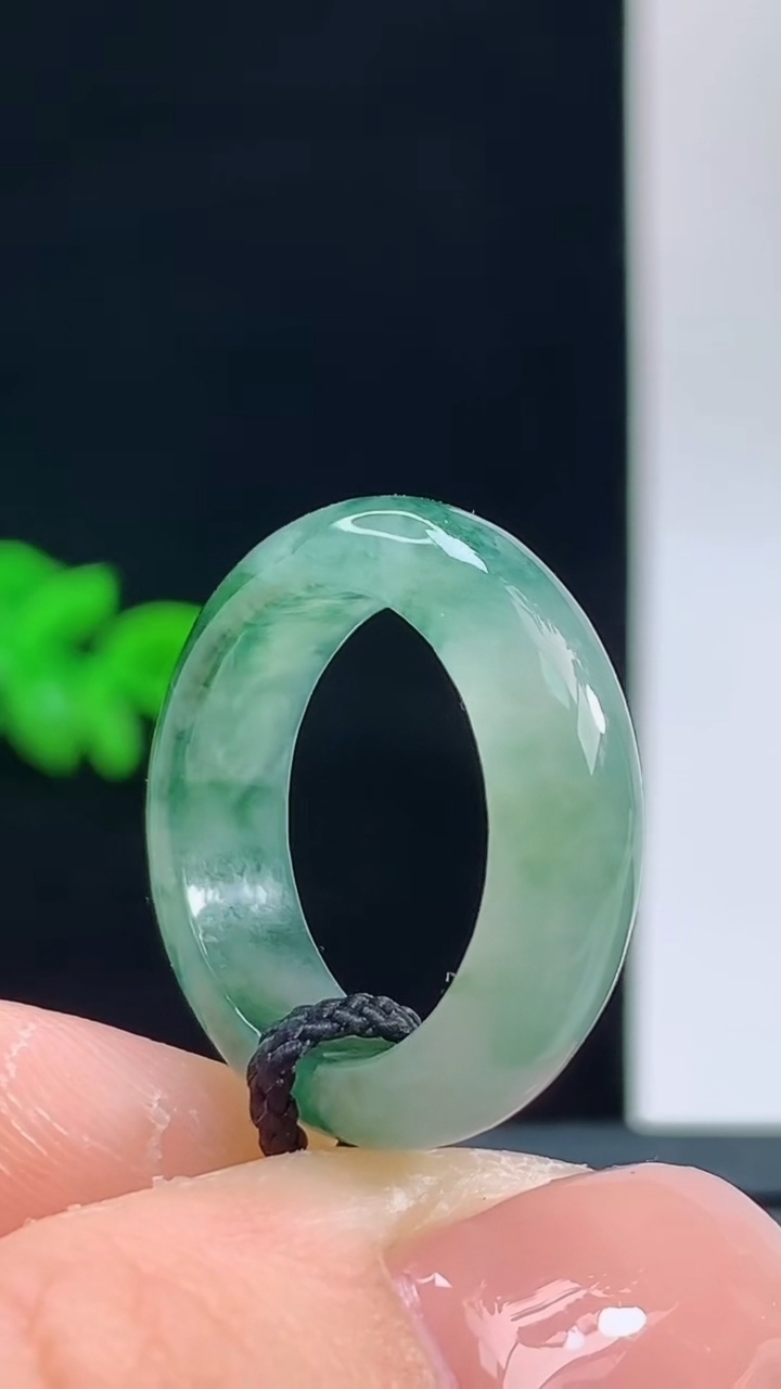 天然A货翡翠飘花玉指环戒指，尺寸16.1-5.7-3.4重量:3.13g 10102026年10月11日
工厂直销收藏佳品,种好水足，色泽均匀，有种有色，上手高大气！