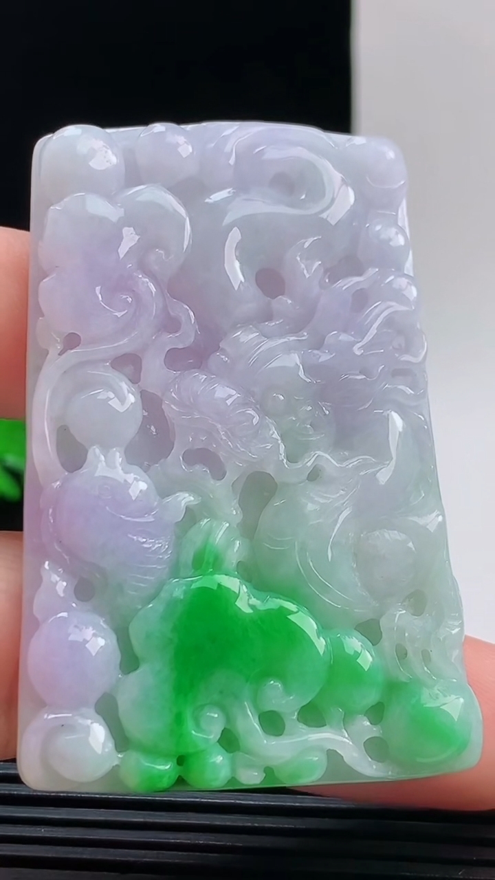 天然A货翡翠春带彩紫罗兰龙牌吊坠，尺寸58.1-68.8-5.9重量:31.56g 1010
10月