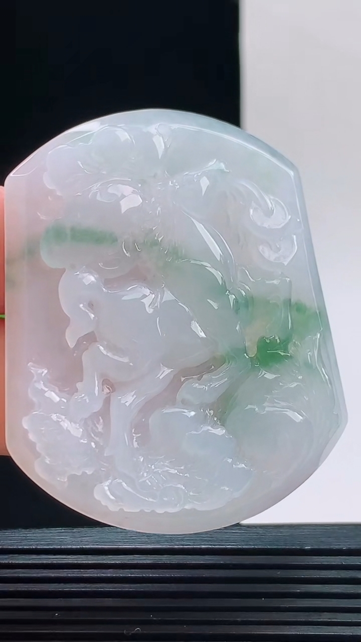 天然A货翡翠飘花生肖马牌吊坠，尺寸54.7-45.1-5.7重量:27.74g 1010
10月11日