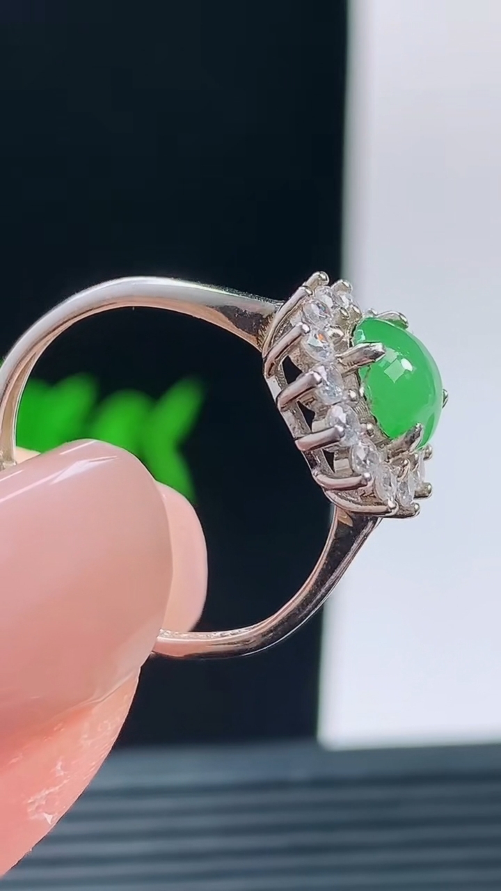 天然A货翡翠蛋面戒指，尺寸6.8-6.8重量:2.23g h1282026年10月11日
工厂直销收藏佳品,种好水足，色泽均匀，有种有色，上手高大气！