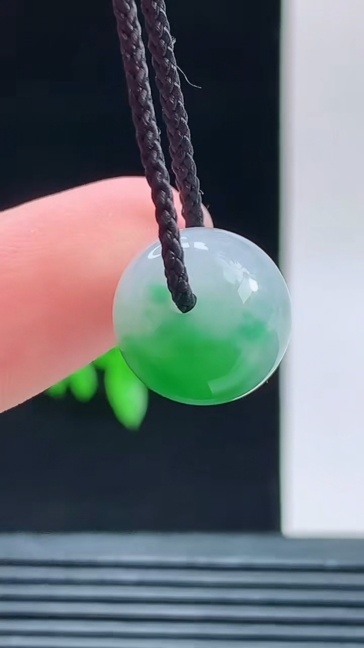 天然A货翡翠路路通吊坠，尺寸13.4-12.7重量:4.26g 1010
10月11日
