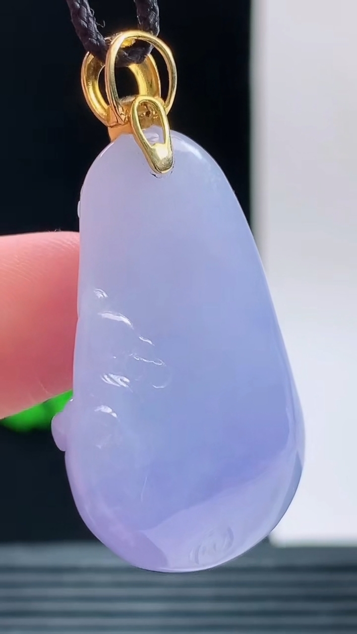 天然A货翡翠种紫罗兰 年年有余荷叶鱼吊坠，尺寸30.6-20.9-9.3重量:10.36g 1010
10月11日