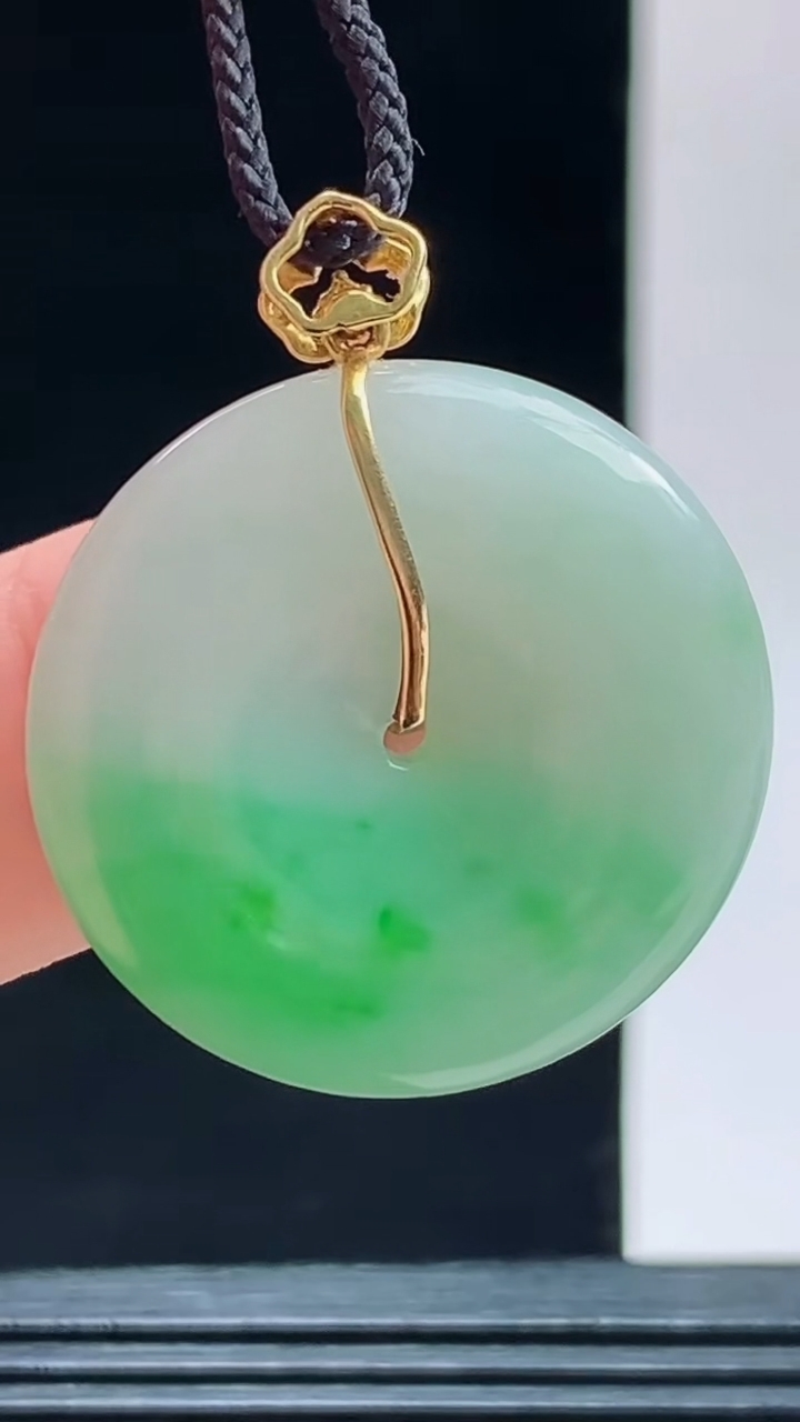 天然A货翡翠平安扣吊坠，尺寸27.2-4.8重量:8.46g 1010
10月11日