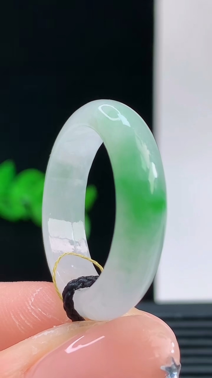天然A货翡翠玉指环戒指，尺寸20.2-5.9-3.8重量:4.62g 10102026年10月11日