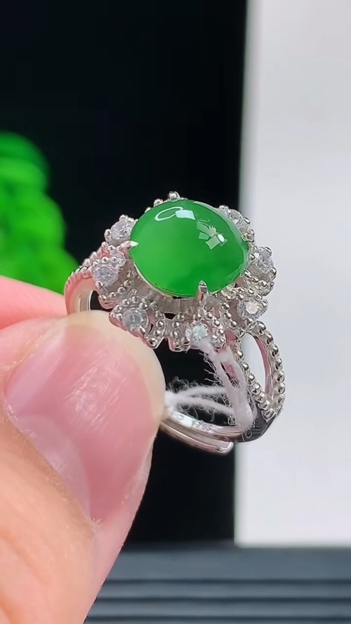 天然A货翡翠蛋面戒指，尺寸15.8裸石7.2重量:2.84g2026年10月11日
工厂直销收藏佳品,种好水足，色泽均匀，有种有色，上手高大气！