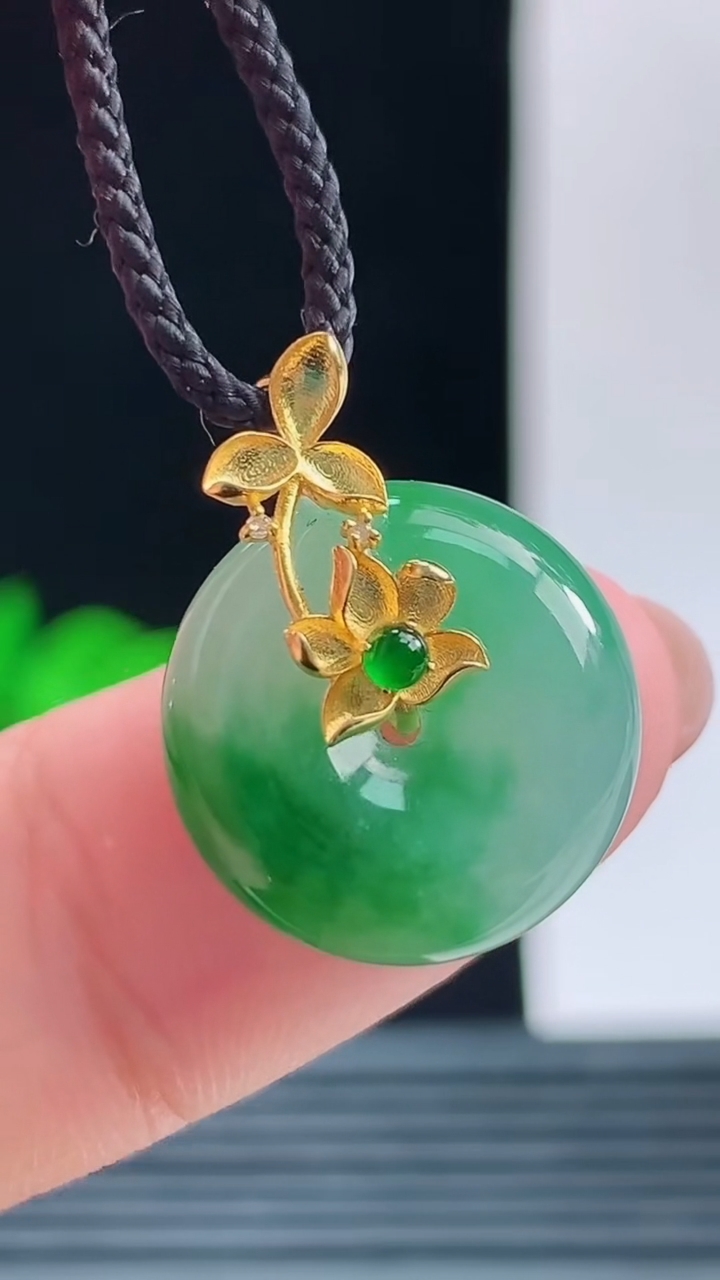 天然A货翡翠18K金飘花平安扣吊坠，尺寸15.2-5.5重量:3.00g 1010
10月11日