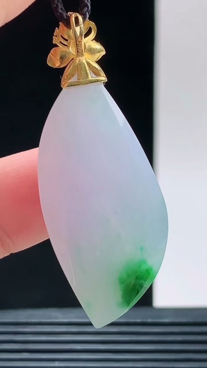 天然A货翡翠随形吊坠，尺寸37.7-17.9-9.1重量:10.26g 1010
10月11日