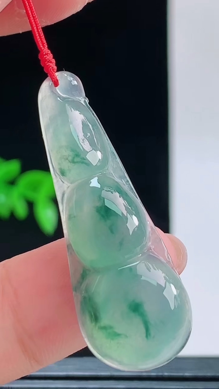 天然A货翡翠飘花福豆吊坠，尺寸40.2-14.1-5.9重量:5.20g 1010
10月11日