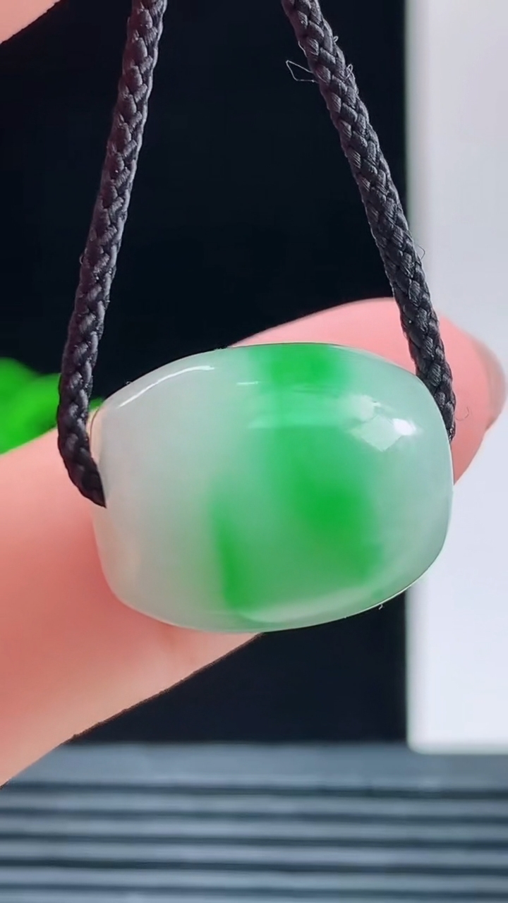 天然A货翡翠路路通吊坠，尺寸16.4-13.1重量:5.80g 1010
10月11日
