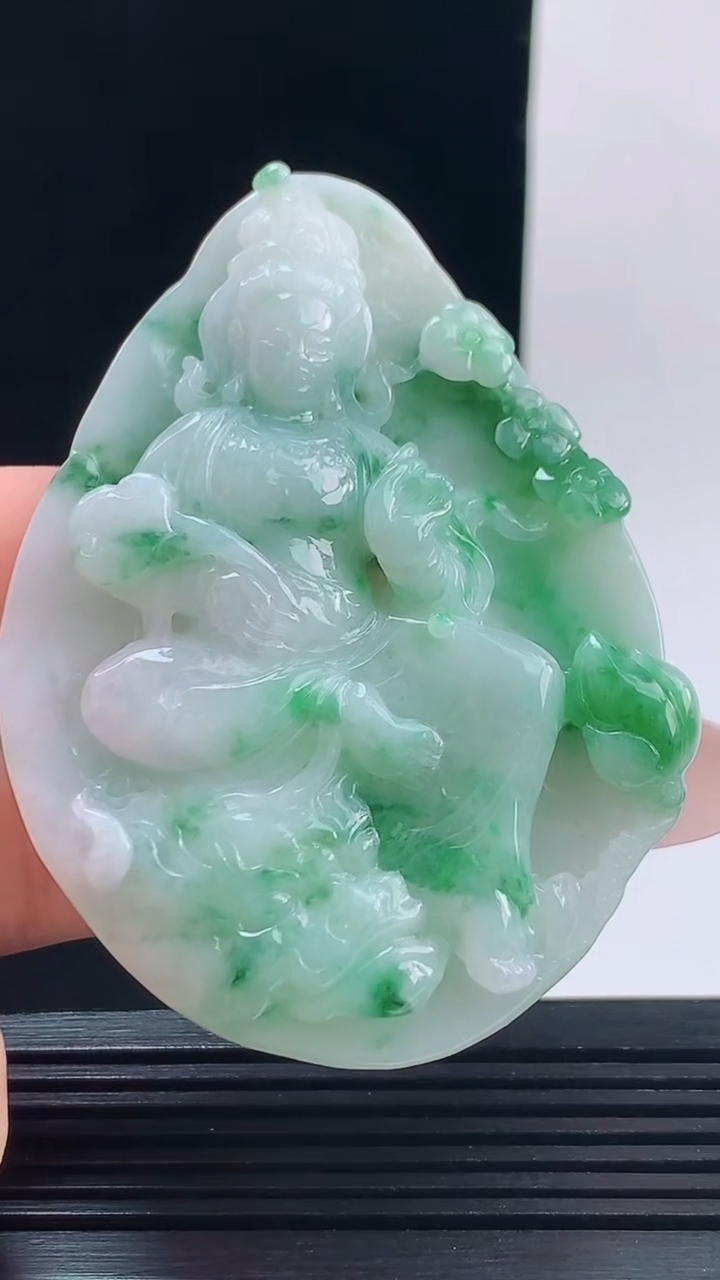 天然A货翡翠飘花大势至菩萨吊坠，尺寸66-46-11重量:53.61g h168
10月11日