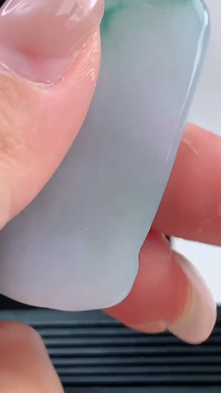 天然A货翡翠飘花观音菩萨吊坠，尺寸59-32-11重量:21.43g
10月11日  h001