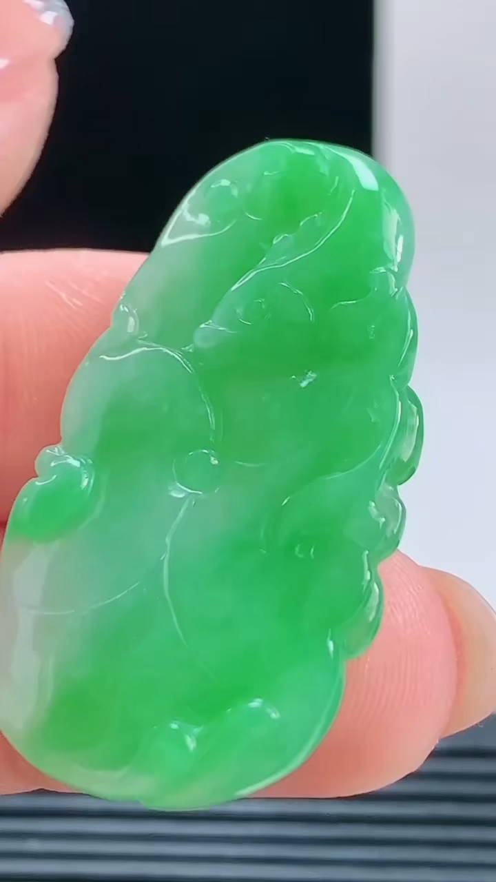 天然A货翡翠年年有余 荷叶鱼吊坠 ，尺寸38.7-21.6-4.4重量:7.59g 1010
10月11日