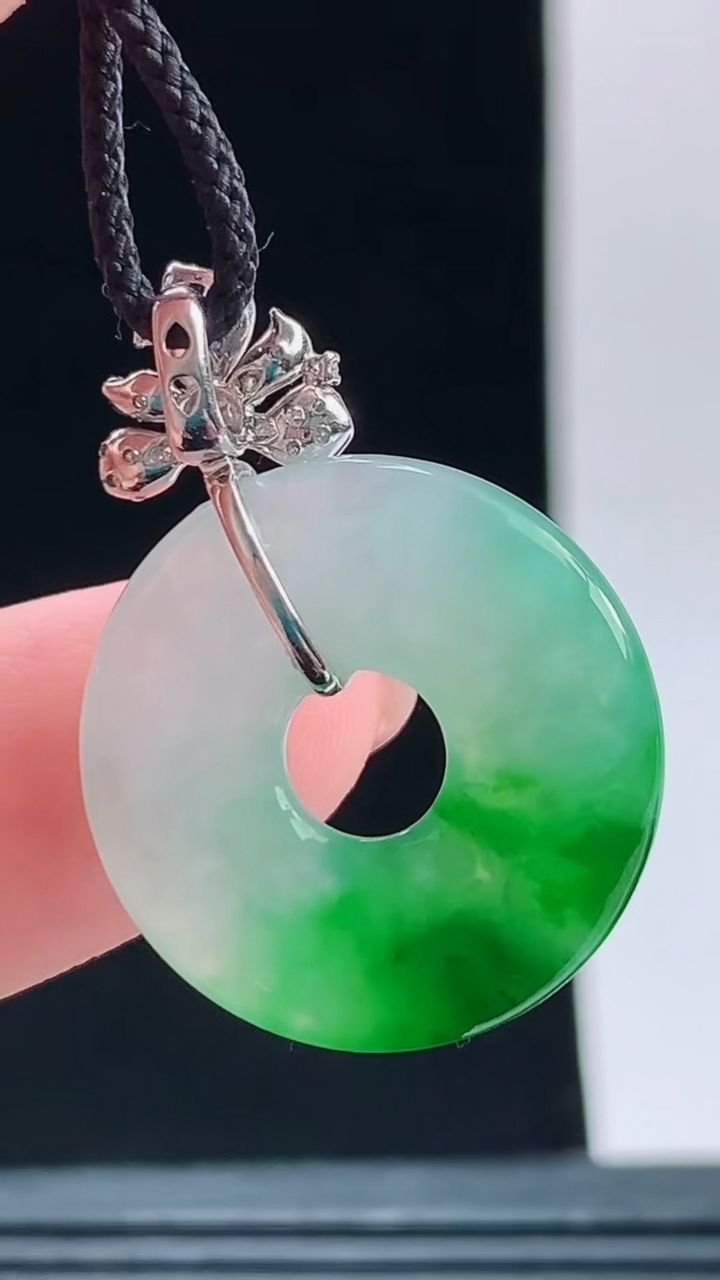 天然A货翡翠平安环吊坠，尺寸21.4-3.8重量:4.25g 1010
10月11日