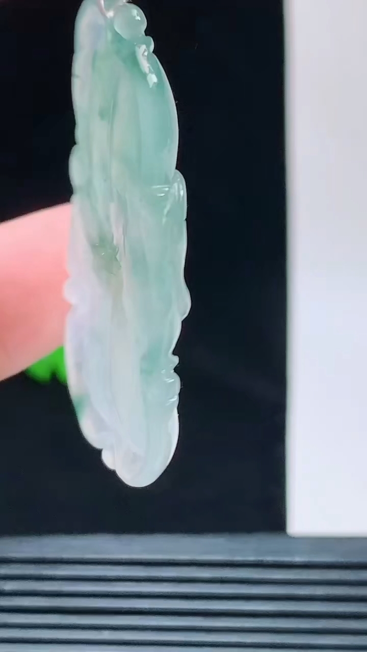 天然A货翡翠飘花年年有余 荷叶鱼吊坠 ，尺寸45-23.5-4.4重量:8.45g 1010
10月11日