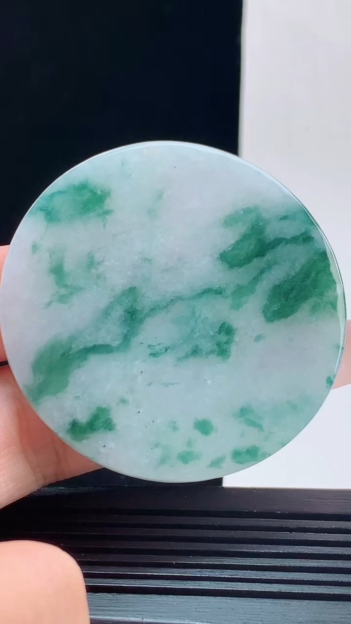 天然A货翡翠飘花无事牌吊坠，尺寸51.3-3.8重量:24.49g h128
10月11日