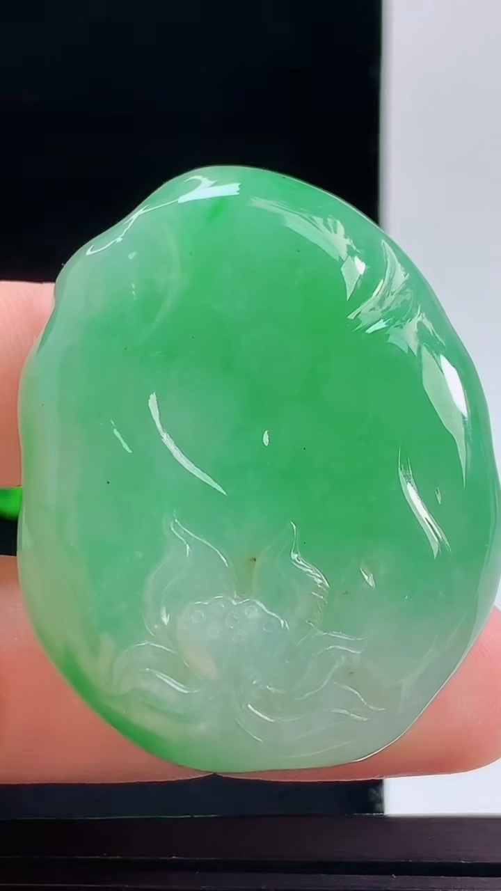 天然A货翡翠大势至菩萨，尺寸47-37.3-12.3重量:40.17g 1010
10月11日