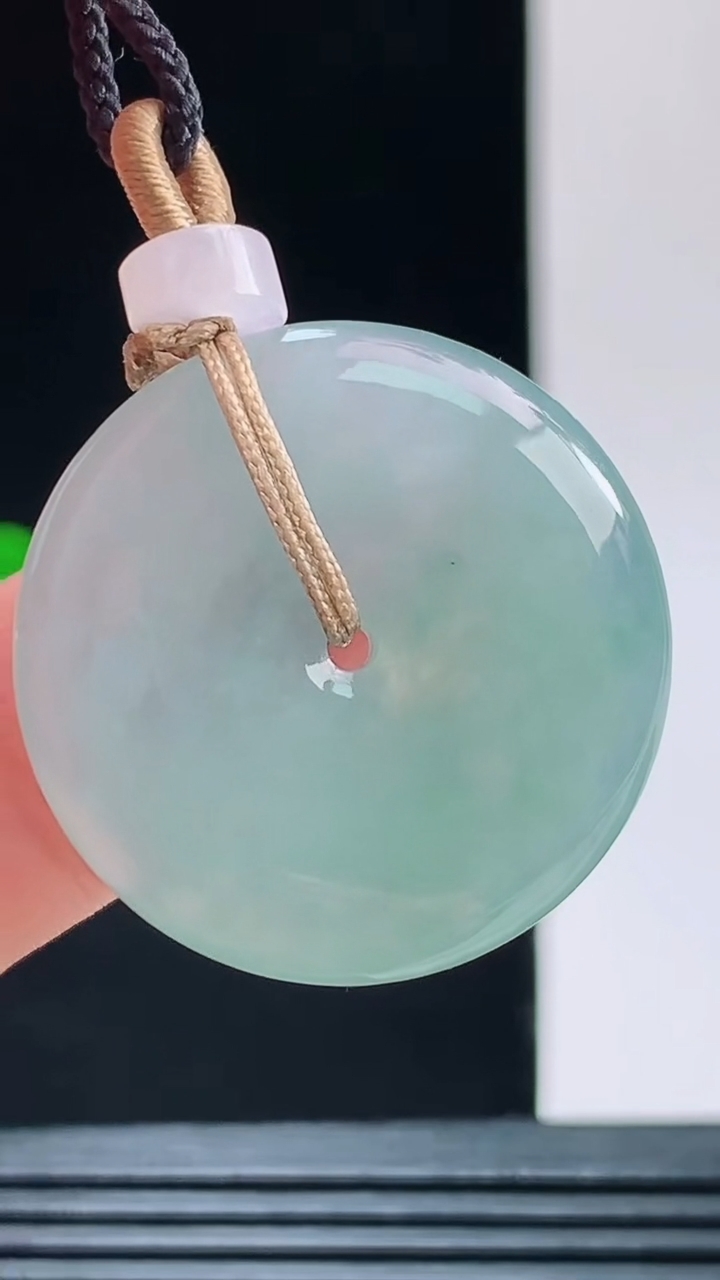 天然A货翡翠平安扣吊坠，尺寸27.8-4.8重量:8.18g 1010
10月11日