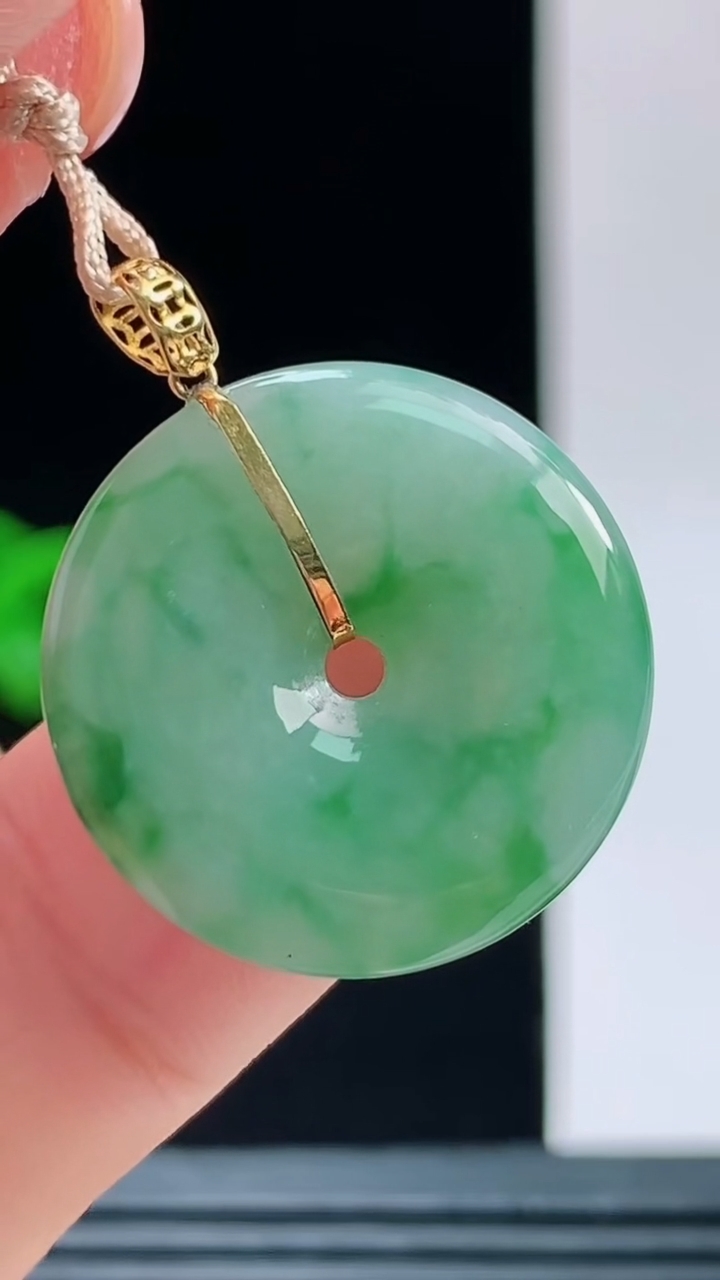 天然A货翡翠18K金飘花平安扣吊坠，尺寸21-4.3重量:4.00g 1010
10月11日