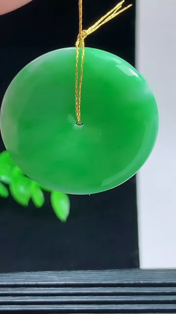 天然A货翡翠平安扣吊坠，尺寸28.2-6.1重量:10.38g 1010
10月11日