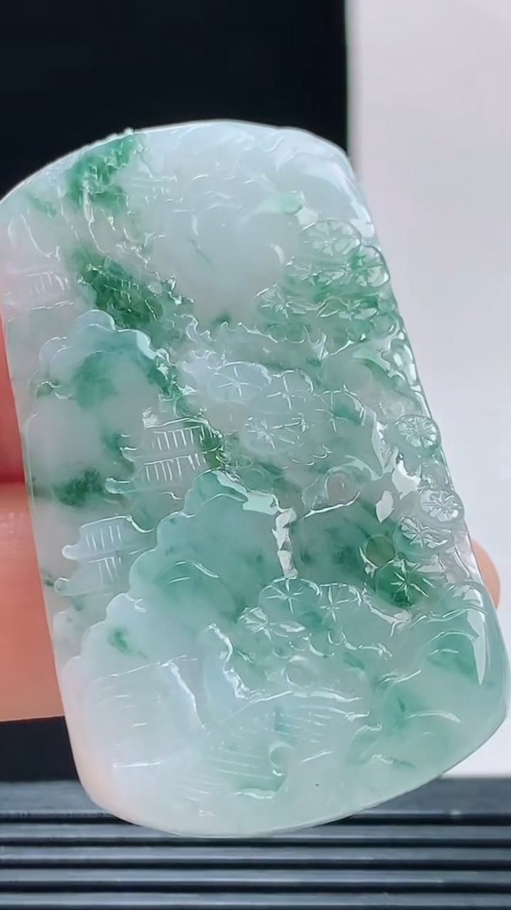 天然A货翡翠牌吊坠，尺寸50.5-29.3-5.5重量:20.06g 1010
10月11日