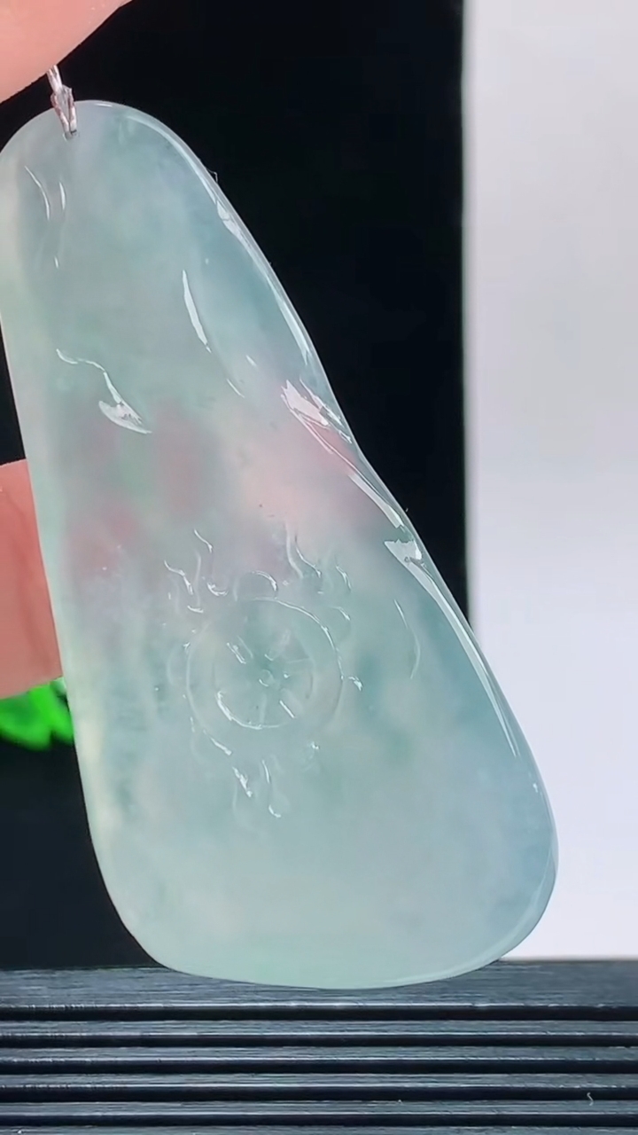 天然A货翡翠观音菩萨吊坠，尺寸60.2-28-7.8重量:22.81g 1010
10月11日