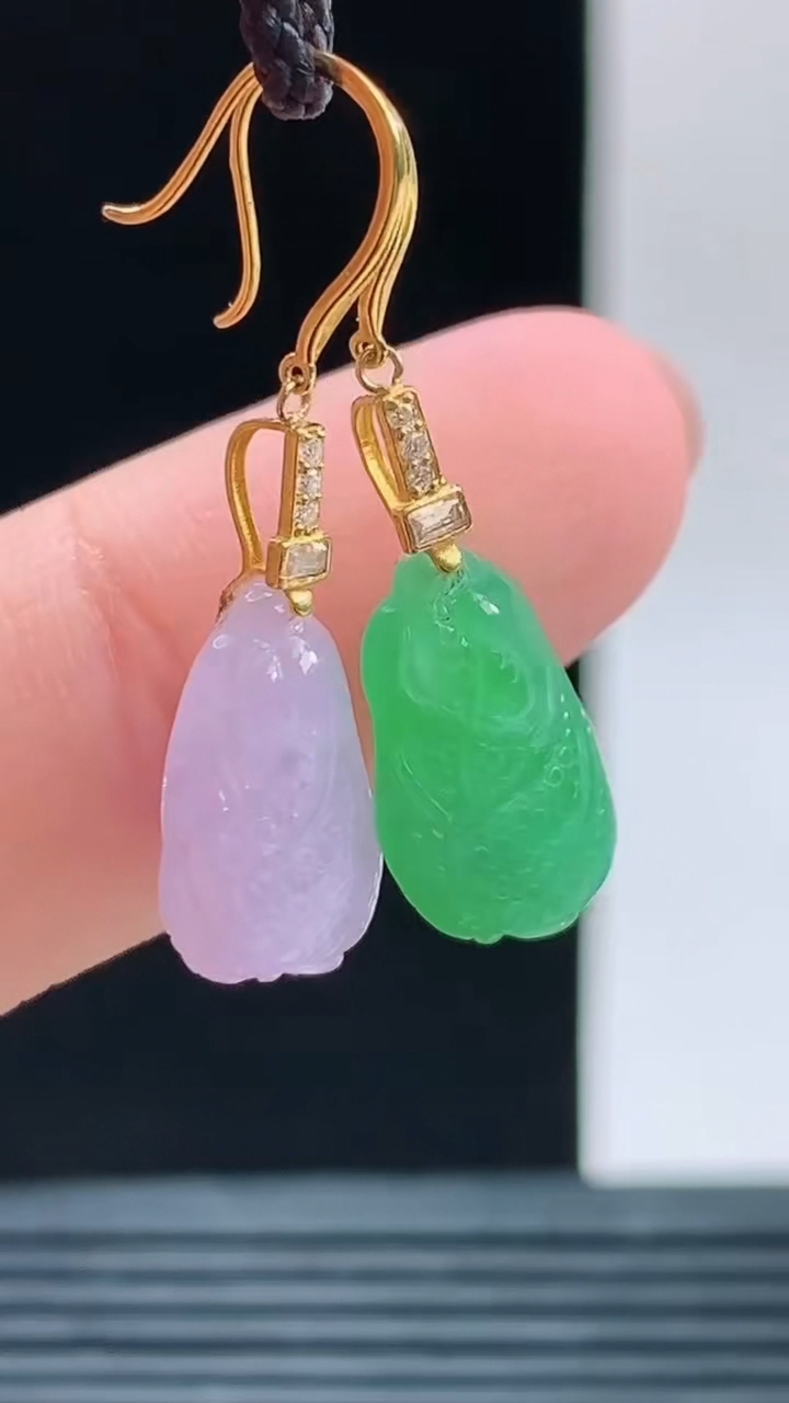 天然A货翡翠白菜耳坠，尺寸14.7-9-4.4重量:2.38g 1010
10月11日