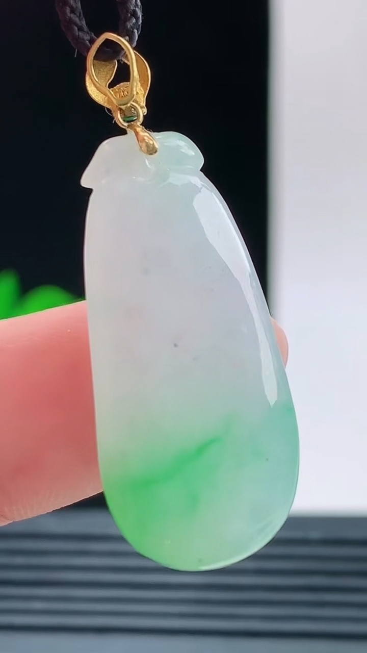 天然A货翡翠福瓜吊坠，尺寸30.2-13.6-6.4重量:4.82g 1010
10月11日