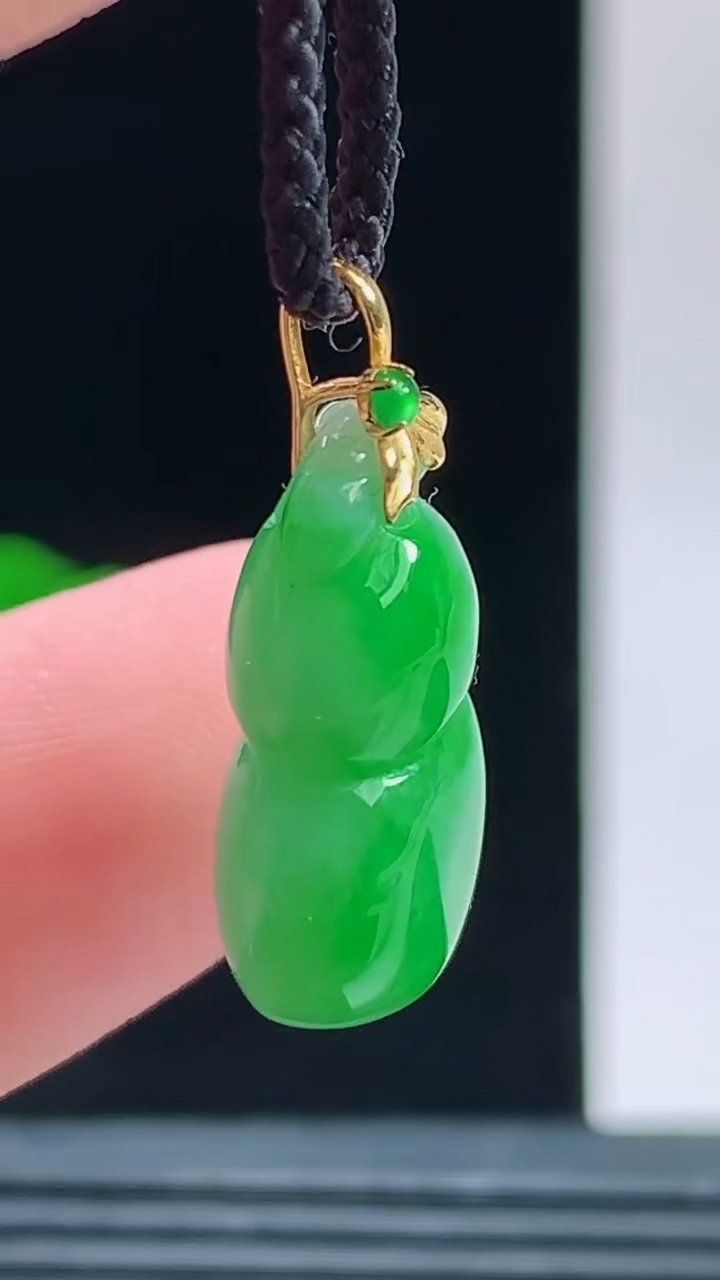 天然A货翡翠葫芦吊坠，尺寸19.4-12.1-6.9重量:3.00g 1010
10月11日