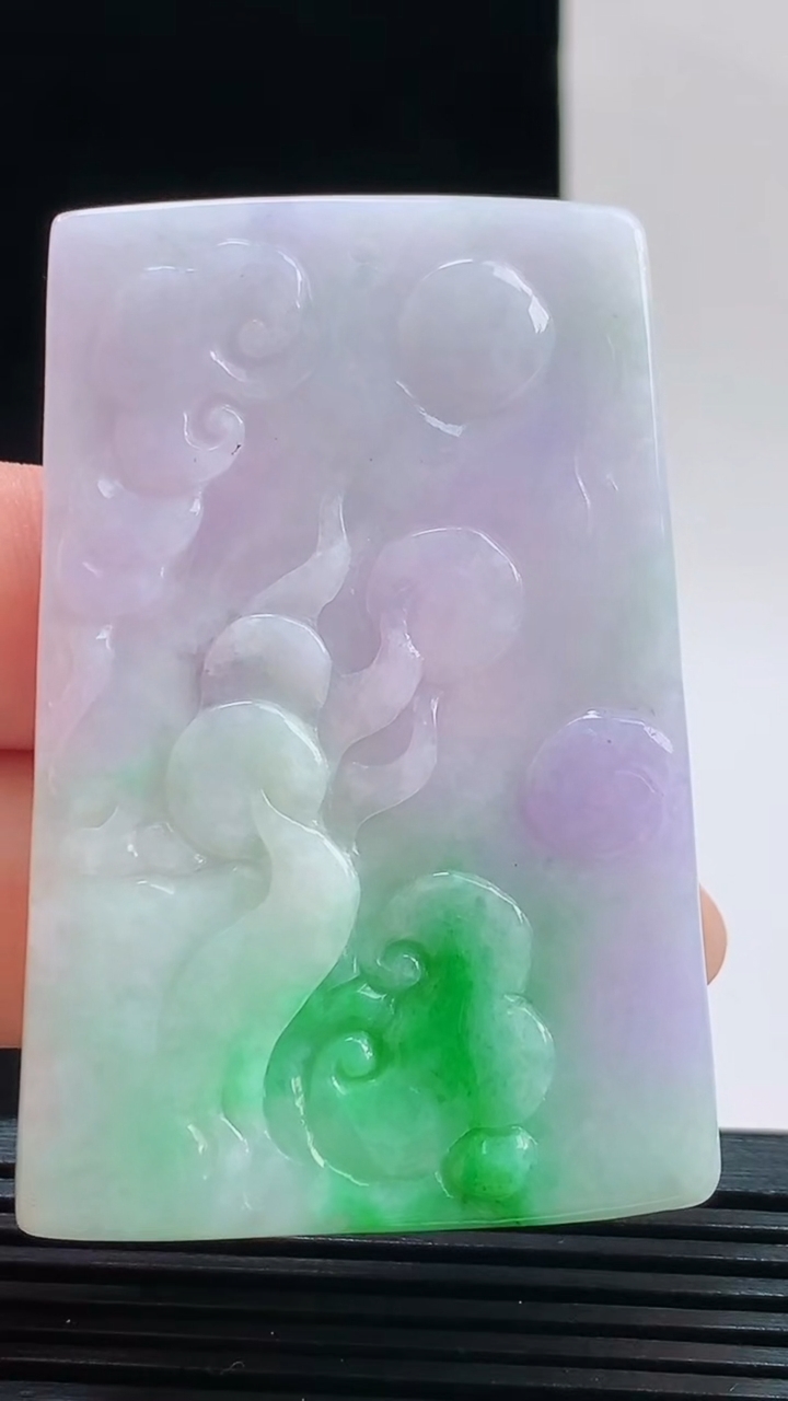 天然A货翡翠春带彩紫罗兰龙牌吊坠，尺寸58.1-68.8-5.9重量:31.56g 1010
10月11日