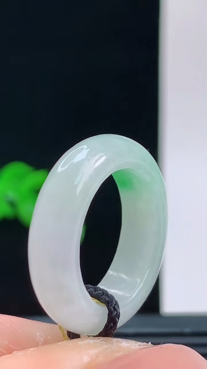 天然A货翡翠玉指环戒指，尺寸16.8-6-4重量:4.33g 10102026年10月11日
工厂直销收藏佳品,种好水足，色泽均匀，有种有色，上手高大气！