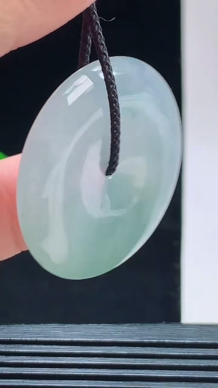 天然A货翡翠平安扣吊坠，尺寸34.5-5.9重量:14.54g 1010
10月11日