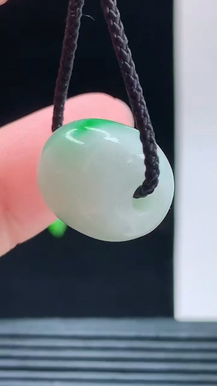 天然A货翡翠路路通吊坠，尺寸16.4-13.1重量:5.80g 1010
10月11日