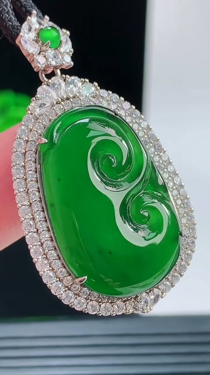天然A货翡翠如意吊坠，尺寸40.5-23.7-8.7裸石25.6-17.3重量:8.00g
10月1