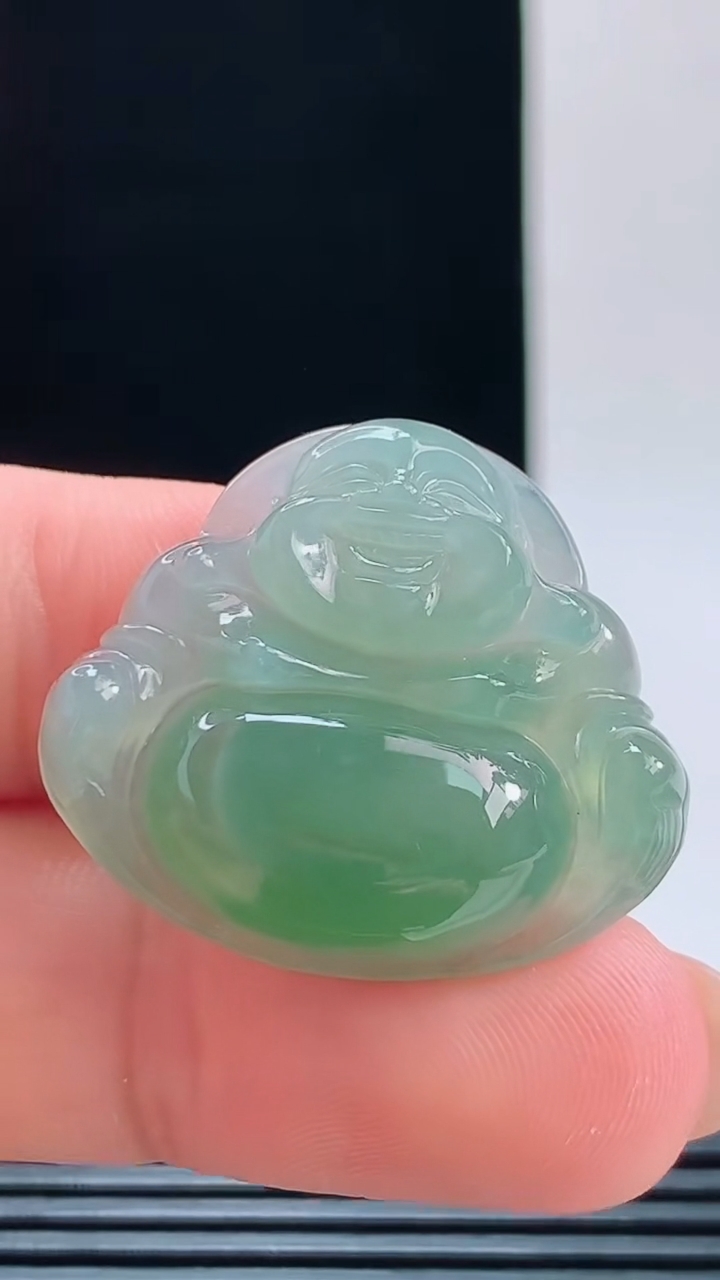 天然A货翡翠佛公，尺寸26.6-30-6.7重量:8.65g 1010
10月11日