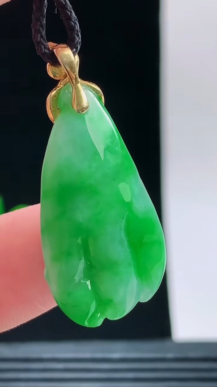 天然A货翡翠人参吊坠，尺寸29.6-15.4-7.8重量:5.00g 1010
10月11日